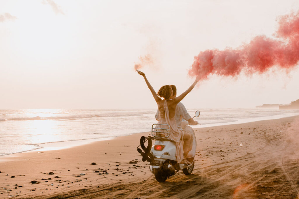 Hochzeitsshooting am Strand mit buntem Rauch