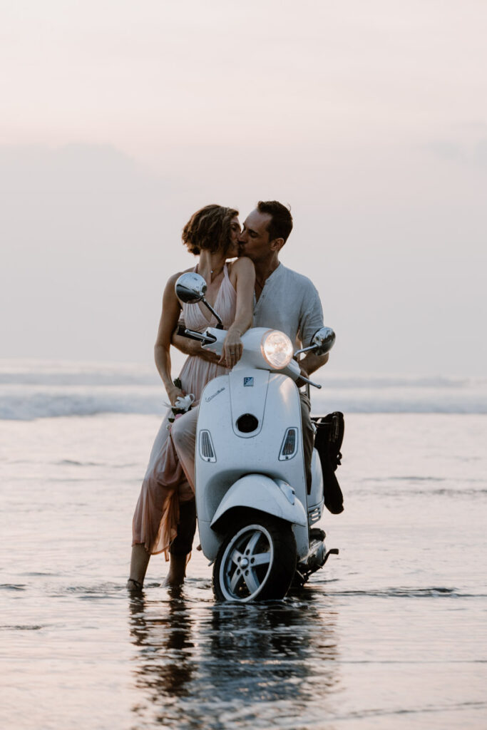 Hochzeitsshooting am Strand mit Vespa