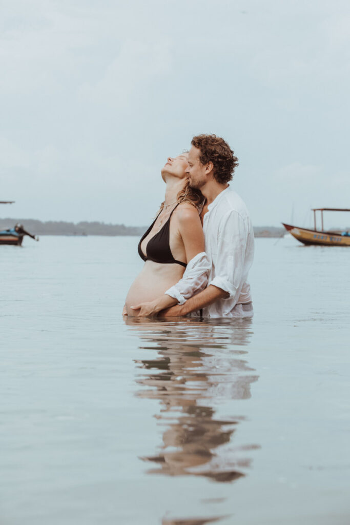 Nadin & Bernhard mit Babybauch im Meer